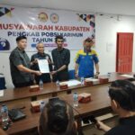 Penyerahan mandat kepada Ketua Umum POBSI Karimun Hendy dari Ketua Panitia Billy disaksikan Wakil Ketua KONI Karimun Sochib, pagi tadi. (ft msarih)