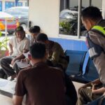Polantas dan orangtua di Mapolres Karimun, kemarin. (ft msaimi)