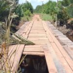Potret kondisi jembatan kayu Desa Marok Kecil yang rusak parah, kemarin. (ft wandi)