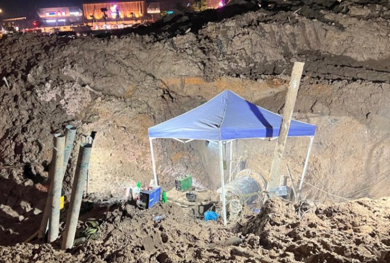 Proses perbaikan kebocoran pipa transmisi di kawasan Simpang Plamo menuju Kepri Mall akhirnya selesai dilakukan. (ft humasbpbatam)