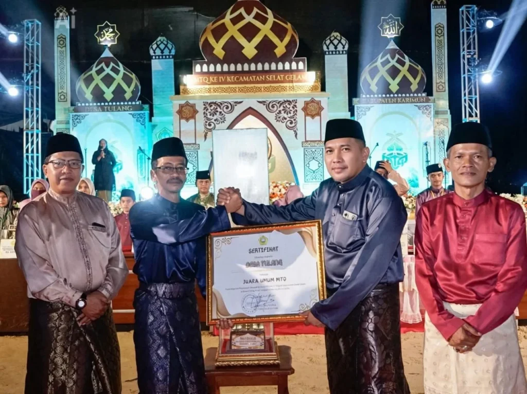 Wabup Rocky M Bawole saat menutup MTQ Desa Tulang. (ft kominfokarimun)