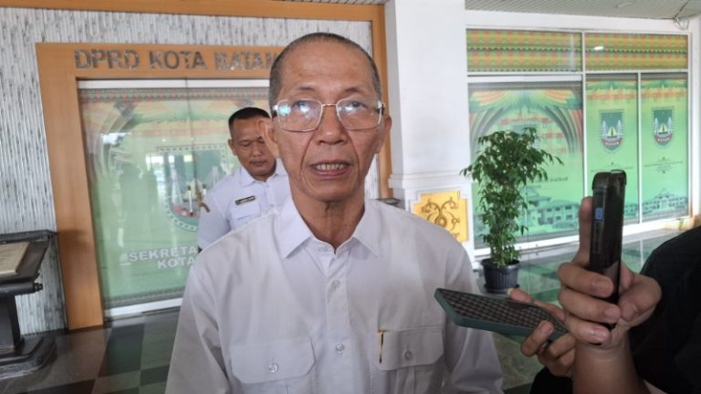 Wako Batam Amsakar langsung bekerja meski cutinya belum selesai. (ft qori)