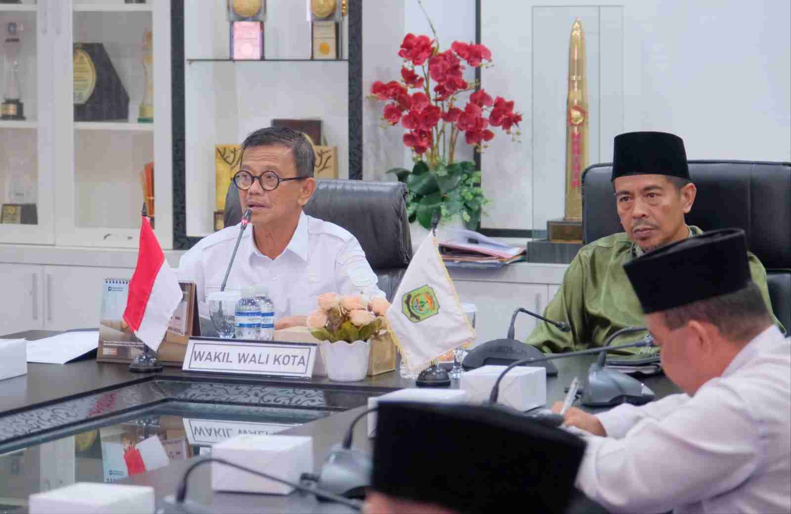 Pemerintah Kota Tanjungpinang melalui Bagian Kesejahteraan Rakyat Sekretariat Daerah menggelar Rapat Persiapan Musabaqah Tilawatil Qur’an dan Hadist (MTQH) XII Tingkat Provinsi Kepulauan Riau Tahun 2026, bertempat di Ruang Rapat Engku Putri Raja Hamidah Kantor Wali Kota Tanjungpinang,. (ft kominfotpi)