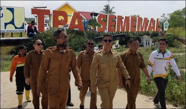 Bupati bersama jajaran Dinas LH saat meninjau TPA Sememal, kemarin. (ft kominfokarimun)