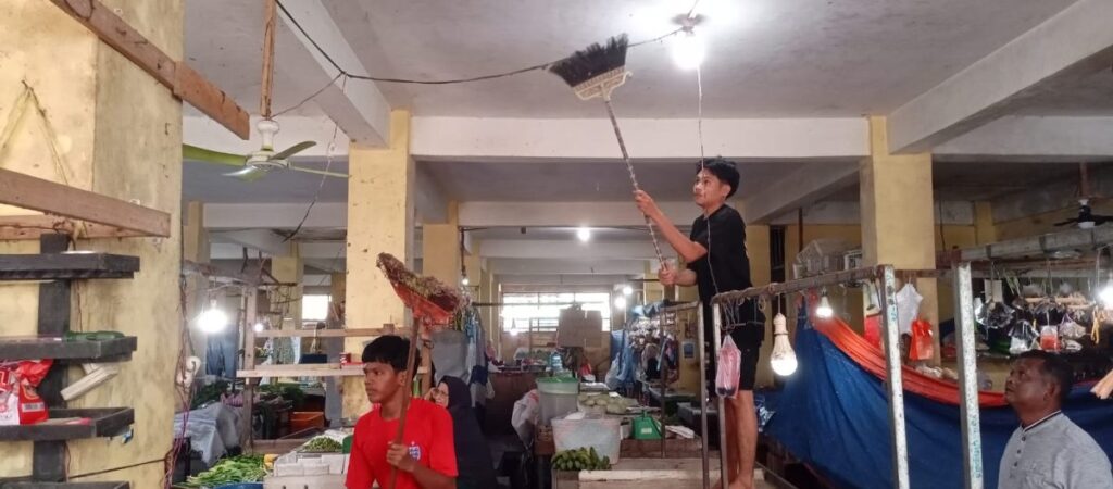Disperindagkop Lingga bersama pedagang membersihkan Pasar Sayur Dabo, kemarin. (ft wandi)