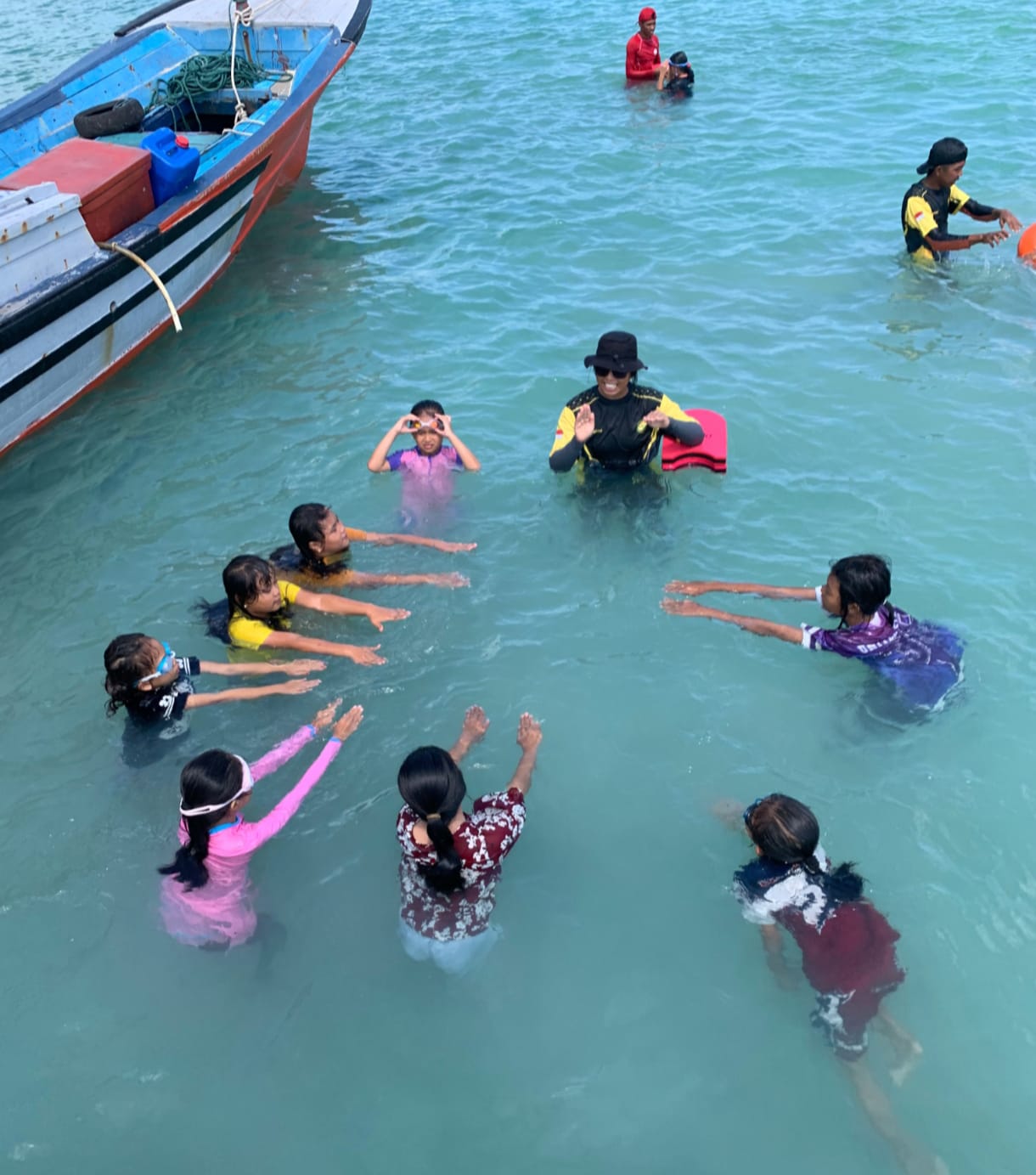 Basarnas Natuna Latih Pelajar Pulau Terluar Mahir Berenang dan Gunakan Alat Keselamatan Laut