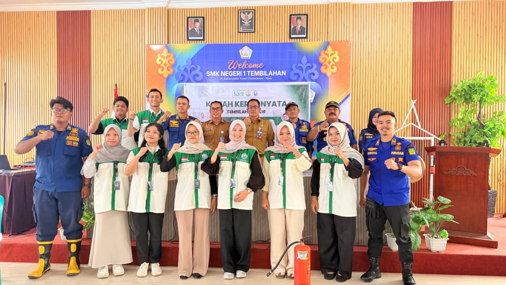 Tingkatkan Kesiapsiagaan Bencana, Mahasiswa Kukerta UNRI Gelar Pelatihan APAR di SMKN 1 Tembilahan