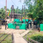 Itdam XIX Tuanku Tambusai Kolonel Inf. D Tumangger saat meninjau pembangunan Jembatan Perintis Garuda Merah Putih di Desa Lahang Tengah, Kecamatan Gaung, Kabupaten Inhil, pagi tadi. (ft muhamad)