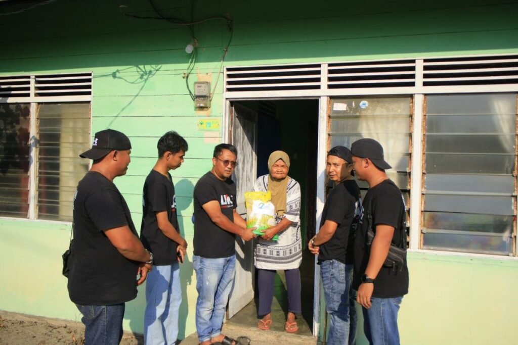 Ketua LMG, Wandy bersama pengurus LMG lainnya saat meyalurkan beras ke rumah warga, pagi tadi. (ft lmgdedy)