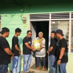 Ketua LMG, Wandy bersama pengurus LMG lainnya saat meyalurkan beras ke rumah warga, pagi tadi. (ft lmgdedy)