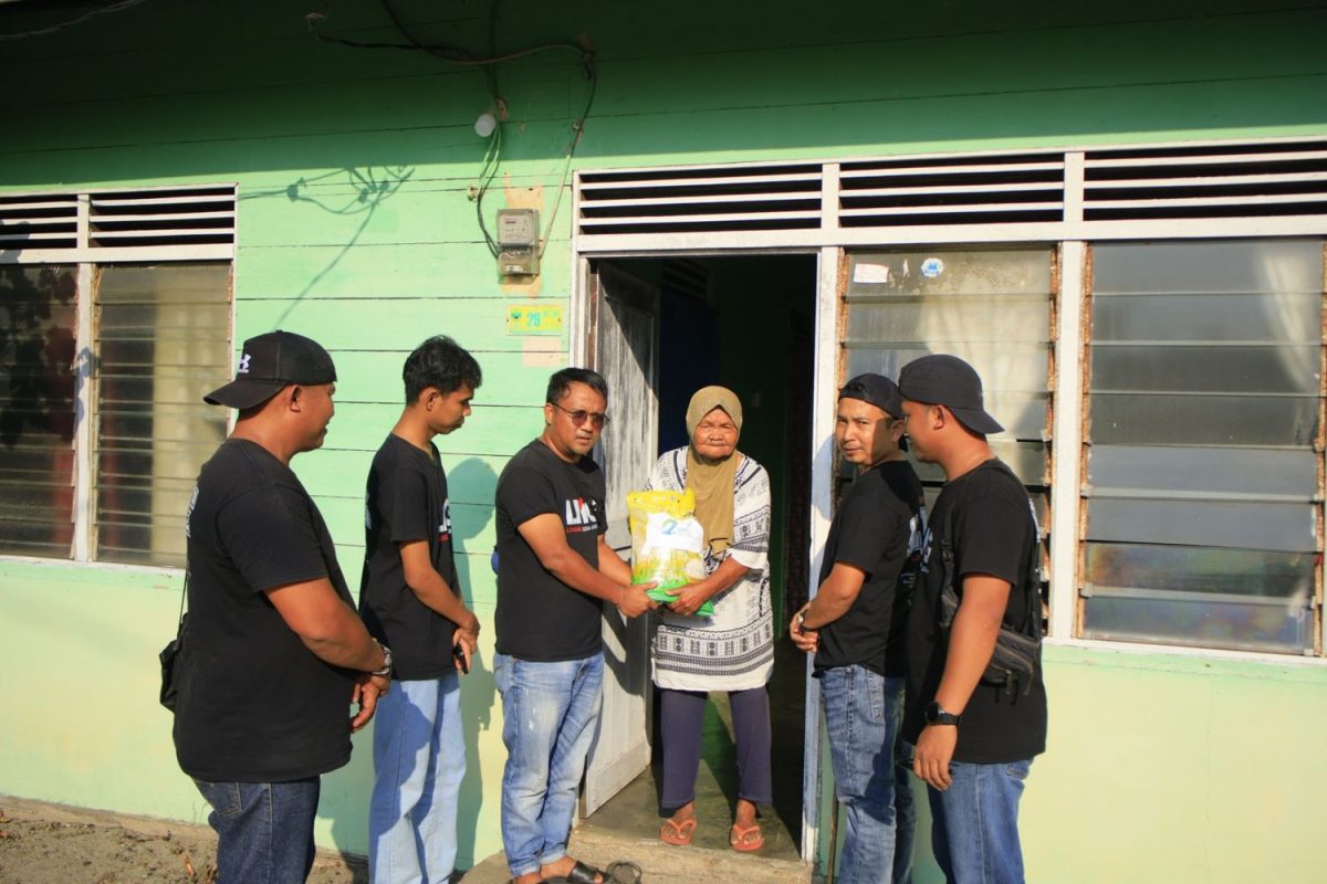 Ketua LMG, Wandy bersama pengurus LMG lainnya saat meyalurkan beras ke rumah warga, pagi tadi. (ft lmgdedy)