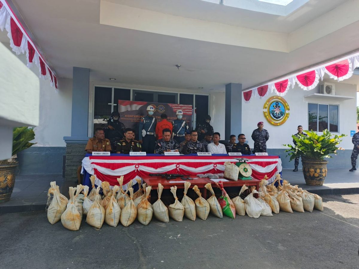 Lanal Dabo Singkep saat melaksanakan konferensi pers terkait penangkapan timah ilegal di Pulau Pekajang. (ft wandy)