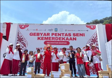 Suasana penyerahan hadiah permainan rakyat HUT RI di Kecamatan