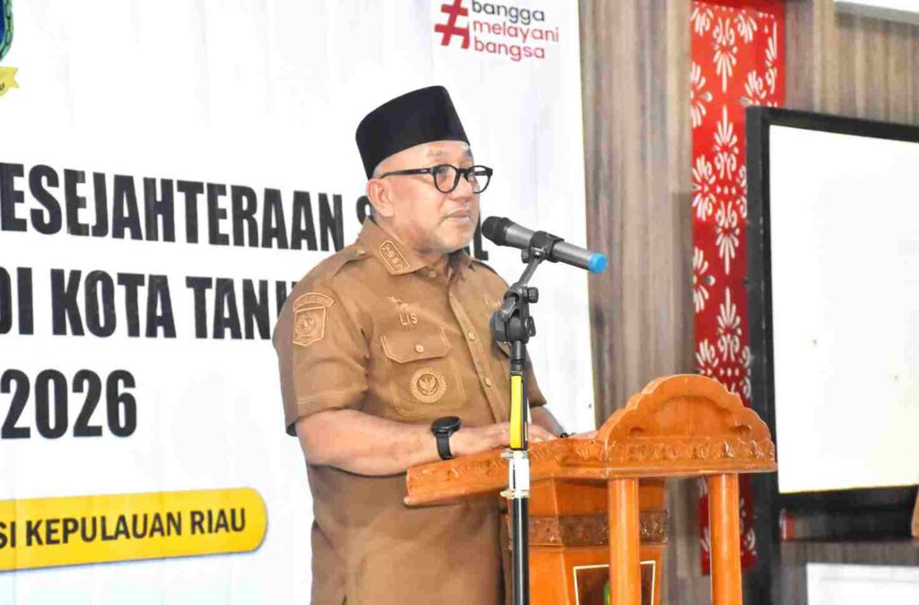 Walikota Lis saat acara penyerahan bantuan kesejahteraan sosial Pemprov Kepri di Kantor Kecamatan Tanjungpinang Timur, pagi tadi. (ft mctjoinang)