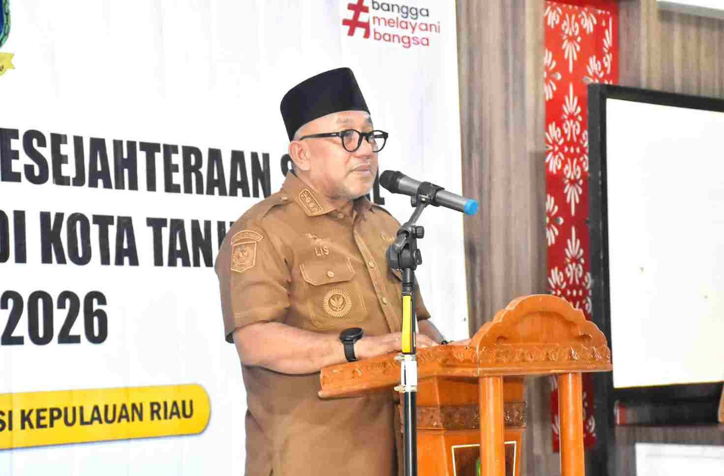 Walikota Lis saat acara penyerahan bantuan kesejahteraan sosial Pemprov Kepri di Kantor Kecamatan Tanjungpinang Timur, pagi tadi. (ft mctjoinang)