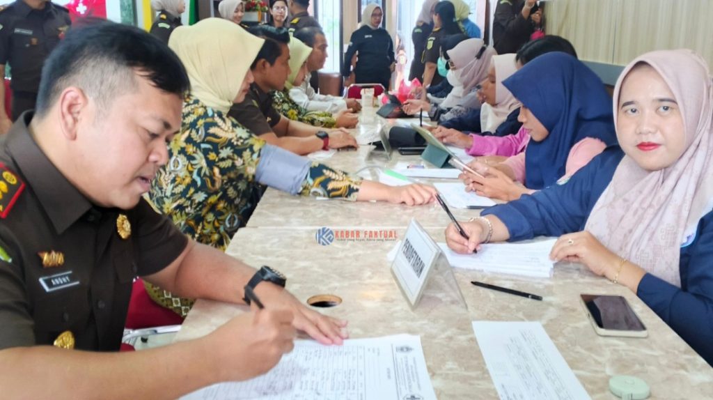 Pihak kejaksaan negeri saat menggelar donor darah, pagi tadi. 9ft richard)