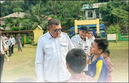 Wabup Rocky menyapa siswa saat memonitoring sekolah di Kecamatan Belat, beberapa hari lalu. (ft dede)