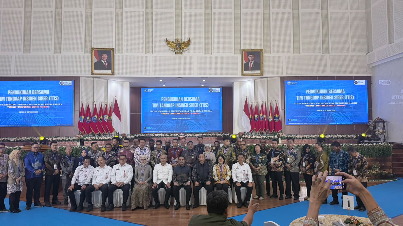 Bupati Karimun bersama kepala daerah saat mengikuti acara pengukuhan bersama tanggap berncana di Jakarta, kemarin. (ft diskominfokarimun)