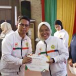 Bupati saat menyerahkan sertifikat ke seorang atlet, pagi tadi. (ft rizky)