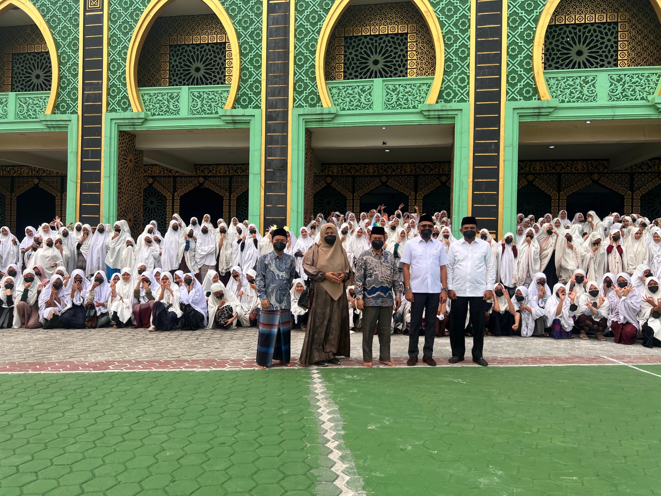 Gus Muhaimin berfoto bersama santri di Pesantren di Pekan Baru, siang tadi. (ft muhamad)