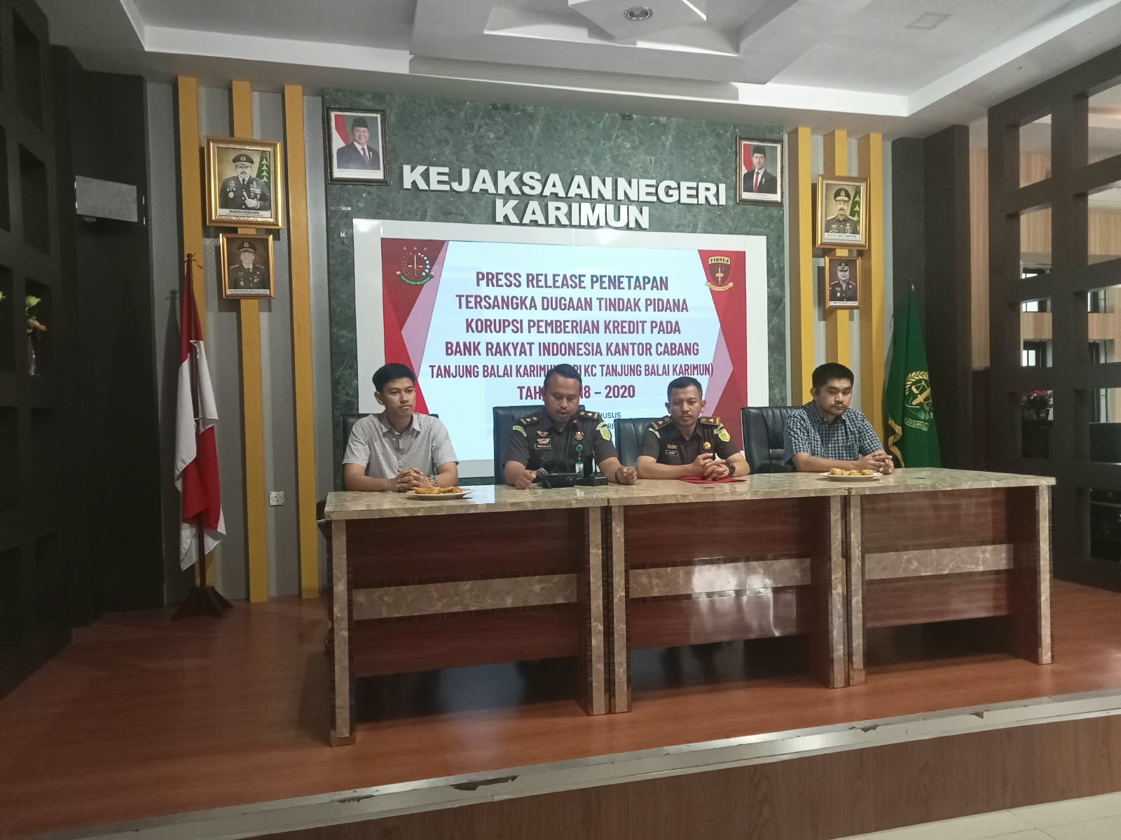 Jajaran Kejari Karimun saat konferensi pers terkait korupsi KUR BRI di kantor Kejari, kemarin. (ft msarih)