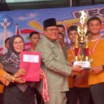 Kadisdibud Karimun, Grendy (kedua dari kanan) dalam sebuah acara, beberapa waktu lalu. (ft bella)