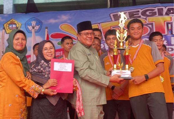 Kadisdibud Karimun, Grendy (kedua dari kanan) dalam sebuah acara, beberapa waktu lalu. (ft bella)