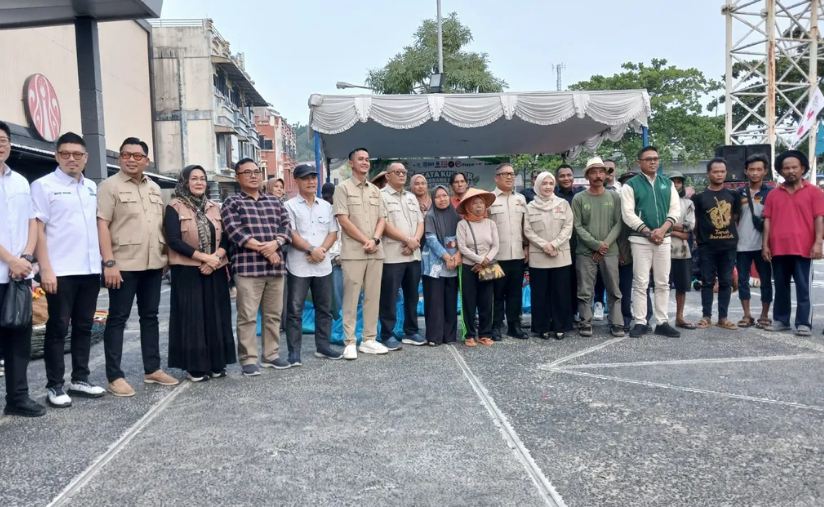 Pengurus HKTI Tanjungpinang bersama Wako Batam berfoto bersama di sela pasar murah, kemarin. (ft mcbatam)