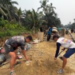 TNI AD dengan warga saat semenisasi 1 KIlometer di Desa