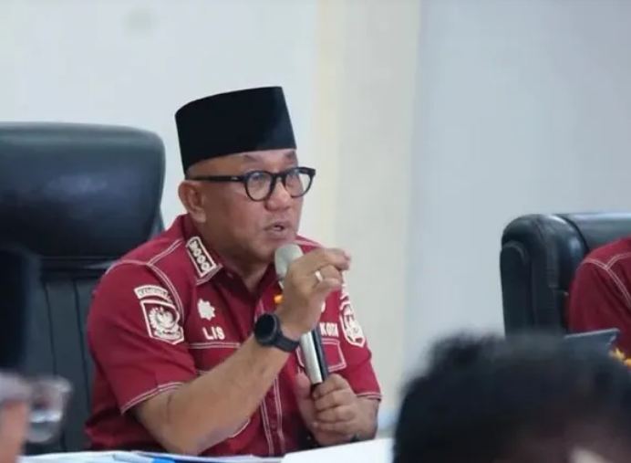 Wako Lis Darmansyah saat menjelaskan penyebab pemadaman di daerahnya, kemarin. (ft mctpi)